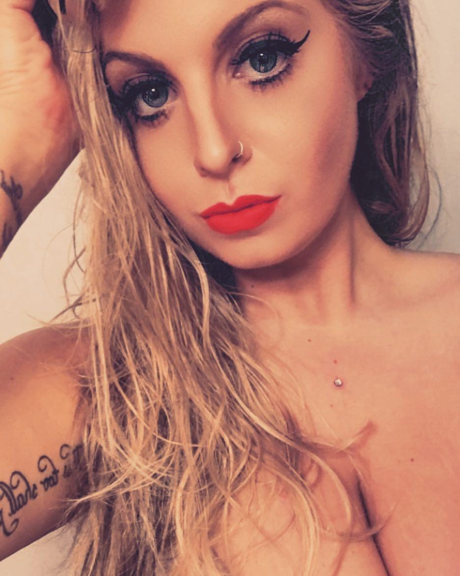AnnaKabana / annakabanaofficial / loira peituda Nude OnlyFans Leaks 1