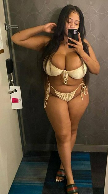 Holly B / bigbankhb / hbbvalentine / hollyyhills Nude Leaks OnlyFans Photo 2