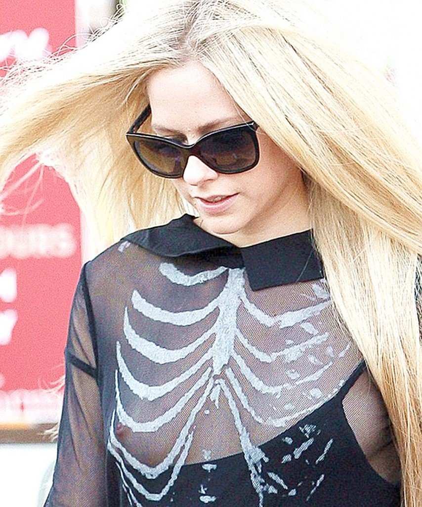 Avril-Lavigne-Nipple-Slip-1.jpg