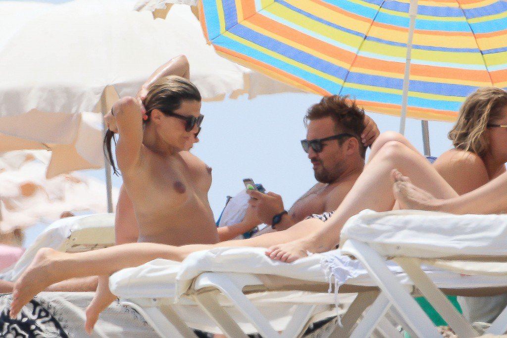 Zoe Hardman Topless 22