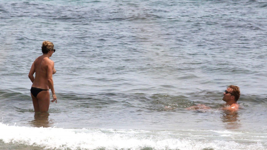 Zoe Hardman Topless 45