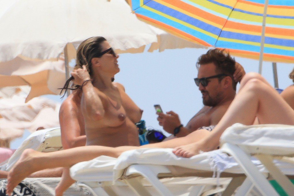 Zoe Hardman Topless 47