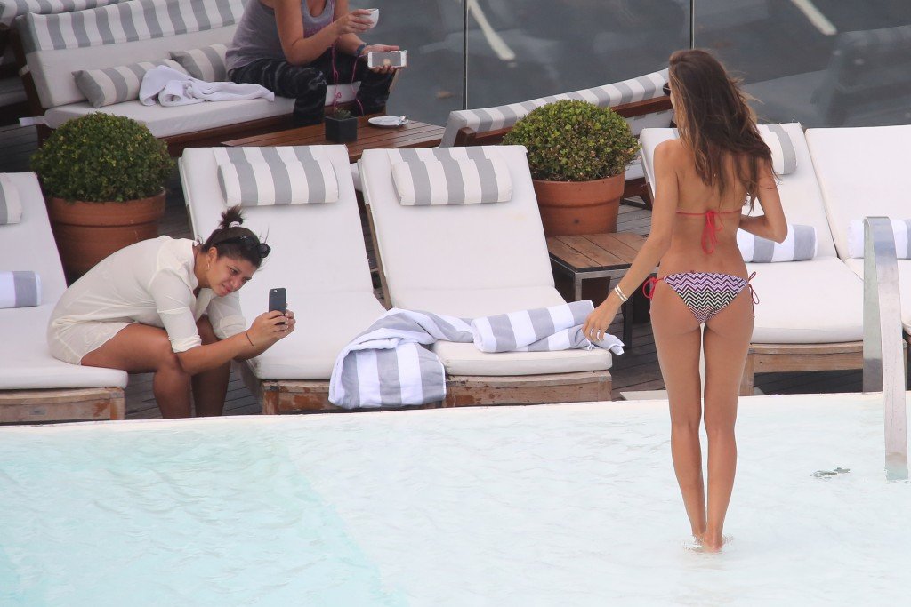 Izabel Goulart Sexy 15