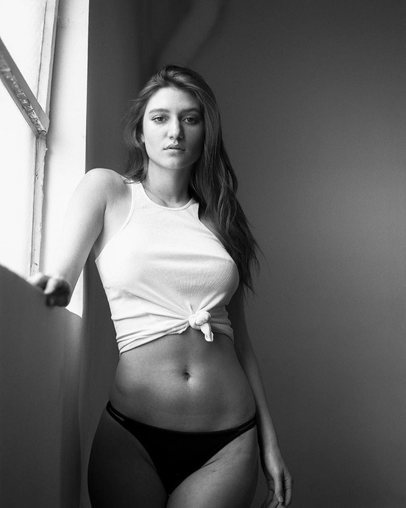 Elizabeth Elam Sexy and Topless 3