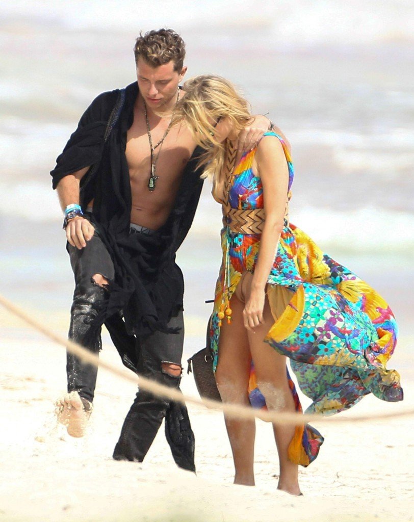 Paris Hilton Upskirt thefappening.so 1
